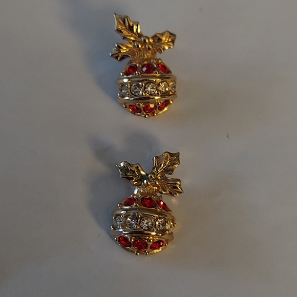 Avon Vintage Christmas Earrings - Picture 2 of 10